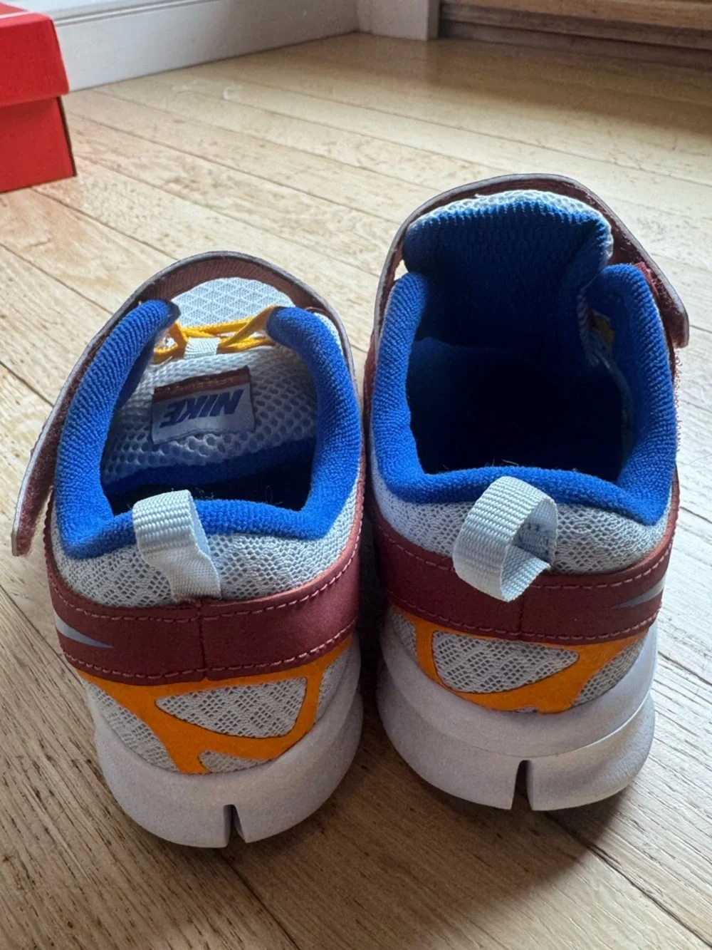*NWT* NIKE ‘Free Run 2’ Kids Sneakers NEW IN BOX
